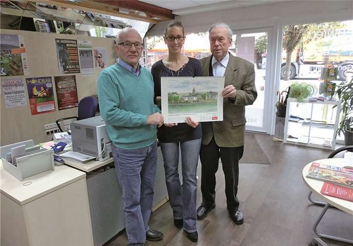 Fördervereinsvorsitzender Werner Hammes (l.), Touristikbüroleiterin Vanessa Selent und Maler Hans Scharenberg. privat