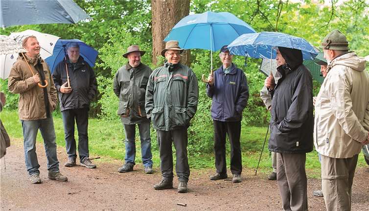 Förster Bernd Frorath führte die Besucher durch den Wald und gab viele Informationen. WT