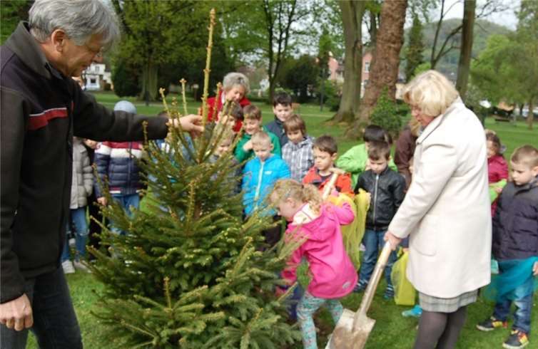 Förster Bernd Hoffmann und Bürgermeisterin Gabriele Hermann -Lersch legten Hand an bei der Pflanzung des Baumes. Fotos: FA