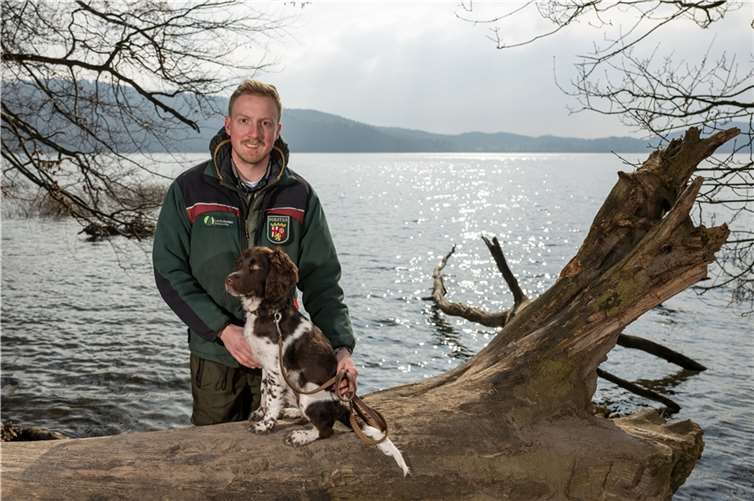 Förster Christophe Denkinger mit seiner vier Monate alten Hündin Kari. Foto: Landesforsten.RLP.de / Denkinger