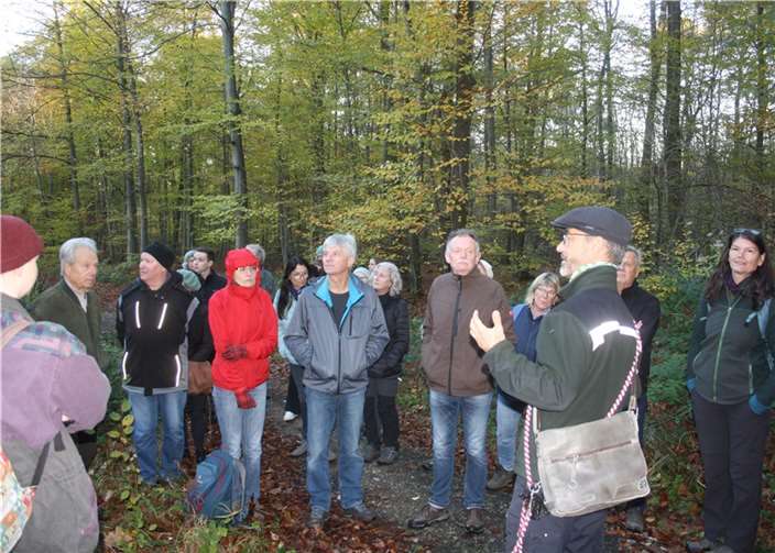 Förster Dietmar Ebi vom Forstamt Koblenz erläuterte die vielfältigen Aspekte einer naturnahen Waldbewirtschaftung.  Foto: BUND Regionalbüro Koblenz
