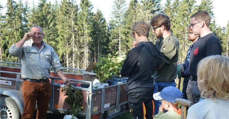 Förster Jens Marx erklärt der Zukunfts-AG mit Humor und Sachverstand die Auswahl der Setzlinge, die Pflanzmethoden und die Anliegen der Forstwirtschaft.