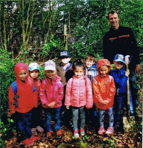 Förster Krause hat mit den Kindern eine Esskastanie gepflanzt. privat