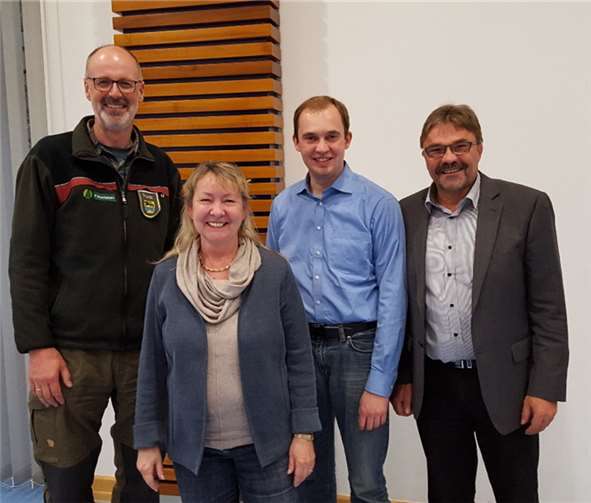 Förster Peter Wohlleben, Erika Rebatschek, Jörn Kampmann und Bürgermeister Franz-Peter Schmitz (v.l.). privat