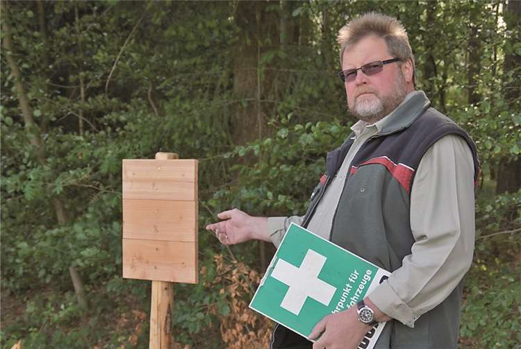 Förster Rolf Lück findet einen Schildträger, von dem nach knapp einem Monat das Rettungsschild abgeschraubt und mitgenommen wurde.Dietmar Ebi/Landesforsten RLP