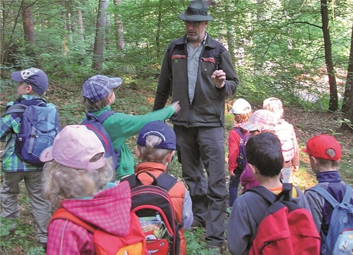 Förster Tobias Kämpf nahm die Kinder mit auf eine Entdeckungsreise in den Wald. privat