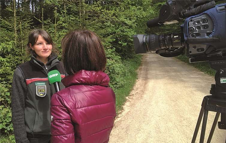 Försterin Lidwina Hamacher im Interview mit Frau Michaela Brück vom Belgischen Rundfunk (BRF), im Hümmeler Ruheforst.privat