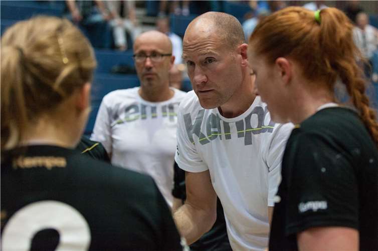 Fokussiert: Christoph Barthel coacht seine Truppe. Fotos: Vulkan-Ladies Koblenz/Weibern