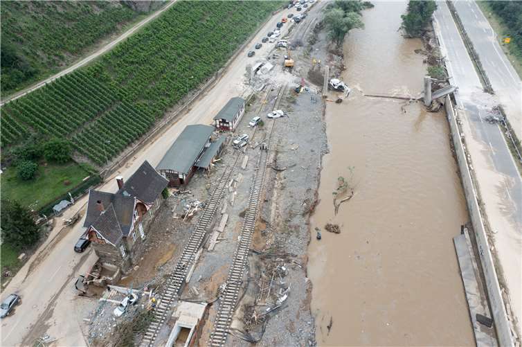 Folgen des gravierenden Unwetters in Rheinland-Pfalz - hier: Heimersheim bei Bad Neuenahr-Ahrweiler (Drohnenaufnahmen). Foto: Deutsche Bahn AG / Patrick Kuschfeld