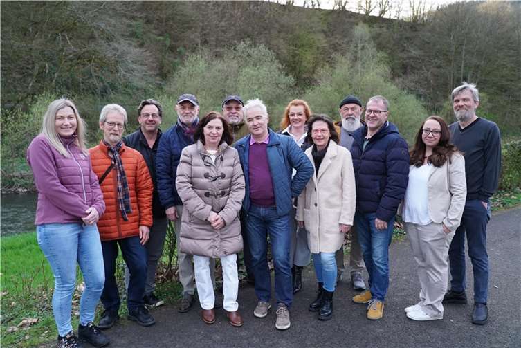 Folgende Bewerber/Bewerberinnen treten an: Günter Fröhlich (4.v.l.), Martina Prangenberg (6.v.r.), Alexander Paganetti (7.v.l.), Klaudia Storck (2.v.r.), René Raggan (3.v.l.), Maike Voß (1.v.l.), Fabian Storck (1.v.l.), Elke Dunger-Fröhlich (5.v.l.), Jörg Sombrutzki (3.v.r.), Hannelore Walkenbach (5.v.r.), Michael Stühn (2.v.l.), Heike Fritz, Detlef Schwingel, Ferdinand Rumler (4.v.r.), Kurt Zimmermann (6.v.r.).  Foto: Bürger für Roßbach e.V.