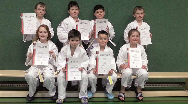 Folgende Judoka sind nunmehr „berechtigt und verpflichtet“, den weiß-gelben Gürtel zu ihrer Judo-Kleidung zu tragen: Alexander, Daniel, Domenic und Kevin Bogdanov, Denise Klug, Marko Kontic, Lukas Lang sowie Lena Neugebauer.privat