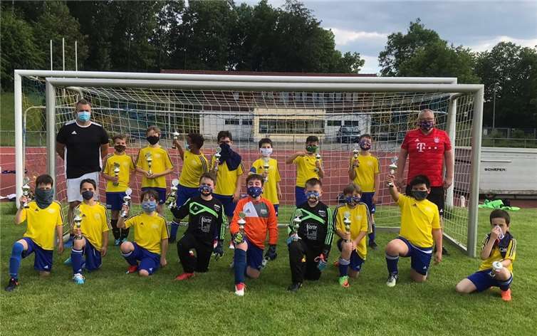 Folgende Meister spielten diese erfolgreiche Saison für die JSG: Ibrahim Acar, Niklas Alhäuser, Elyesa Aydin (Kapitän), Mahmud Aydin, Osman Basibüyük, Giuliano Burghardt, Joel Frensch, Luca Freund, Richard Graf, Evren Güngür, Leonard Hauck, Lennardt Hertrich, Lukas Jansson, Jesper Jung, Kerem Karasu, Luca Kelter, Joel Kirschbaum, Jesse Schneider, Louis Skrabar, Niels Vogel. Trainer: Sascha Hammer, Marcell Kelter, Ferdi Vogel.Fotos: privat