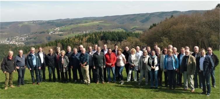 Folgende Ortsbürgermeister, Beigeordnete und Fraktionssprecher nahmen am Arbeitstreffen teil: Heidelore Momm, Claudia Runkel, Marlies Becker-Kurz (Ortsbeigeordnete), Dr. Rainer Philippi, Achim Schmidt, Ferdi Wittlich, Gerhard Lindner, Holger Klein, Rita Lehnert, Achim Braasch, Christian Robenek, Hartmut Döring, Birgit Haas, Frank Blum (Ortsbeigeordneter), Roswitha Schulte, Kirsten Hardt, Karl Josef Hühner, Bruno Hoffmann, Jürgen Becker, Martin Lerbs, Heinz-Dieter Wagner, Volker Lemgen, Gerhard Hilburger, Thomas Neumann, Dieter Kröll, Viktor Schicker, Frank Jacke sowie einige Mitarbeiter der künftigen Verbandsgemeinde Rengsdorf-Waldbreitbach. privat