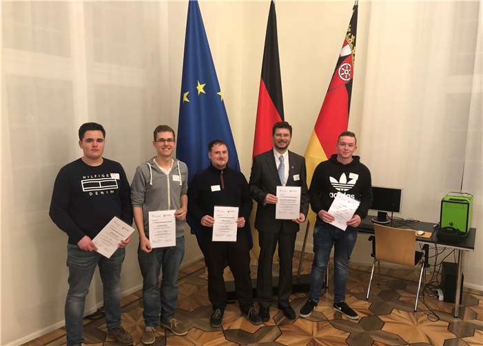 Folgende Schüler haben zusammen mit Lehrer Stefan Wintgen am Wettbewerb teilgenommen: (v.li.) Justin Ströder (Höhere Berufsfachschule), Benjamin Leuckefeld und Carsten Vulpius (Klasse Fachinformatiker), Lehrer Stefan Wintgen, Daniel Wagner (Höhere Berufsfachschule).Privat