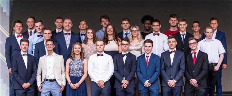Folgende Schülerinnen und Schüler bestanden ihr Abitur bzw. die Fachhochschulreife: Abbas Abdulkamill, Majid Akchiche, Marcel Buhr, Torben Colmsee, Lukas Eckenfels, Lukas Effert, Fabian Fischer, Lukas Gärtner, Luca Gaspero, Sascha Goas, Marian Grope, Jannik Hoffmann, Justin Hoffmann, Jakob Hoppen, Domenik Kaufer, Stephan Lemmer, Dustin Müsse, Lea-Selin Neifer, Vincent Salz, Mika Sartor, Alexander Scherer, Hanna Schumacher, Robin Sokola, Denise Stoepel, Marc Stoffel, Karim Taha, Joshua Weiland, Lena Wölbert und Tillmann Zwiener.Foto: privat