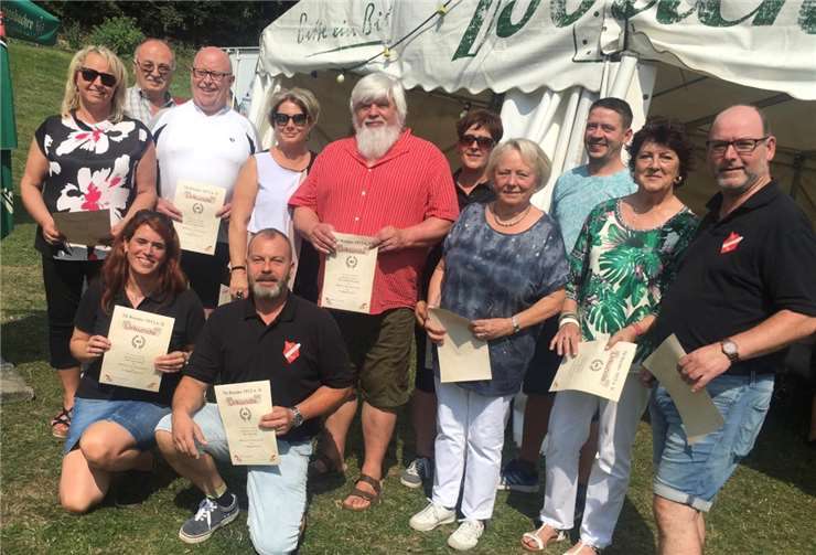 Folgende anwesenden Mitglieder wurden für 40 Jahre Vereinstreue geehrt: (v. l.) Carina Brust, Winfried Börder, Anja Durben, Bernhard Reuter, Jörg Hinz, Sabine Burger-Häs, Klaus Dobrzynski, Sandra Hinz, Irene Rausch und Helga Marx. Ortsbürgermeister Andreas Doll (r.) überreichte gemeinsam mit dem 1. Vorsitzenden Marco Kowall (3. v. r.) Nadeln und Urkunden. Fotos: privat