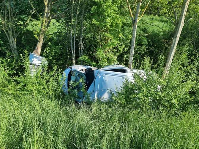 Ford Transit krachte in Leitplanke und überschlug sich. Foto: Winkler TV