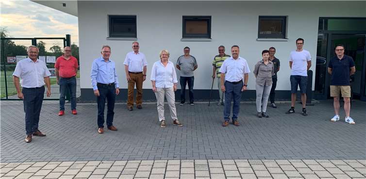 Fordern eine zügige Realisierung und baldigen Start des Neubaus der Ortsumgehung Straßenhaus.Gemeinde, Stadt, Kreis und Bund sind sich einig: Die Ortsumgehung von Straßenhausmuss kommen, schnell und unkompliziert. Zum Wohl und Wachstum der Region und besonderszur Verkehrsentlastung und Sicherheit in Straßenhaus. Vertreter aller politischen Instanzenunterstützen dies jetzt nochmal bei einem gemeinsamen Treffen.