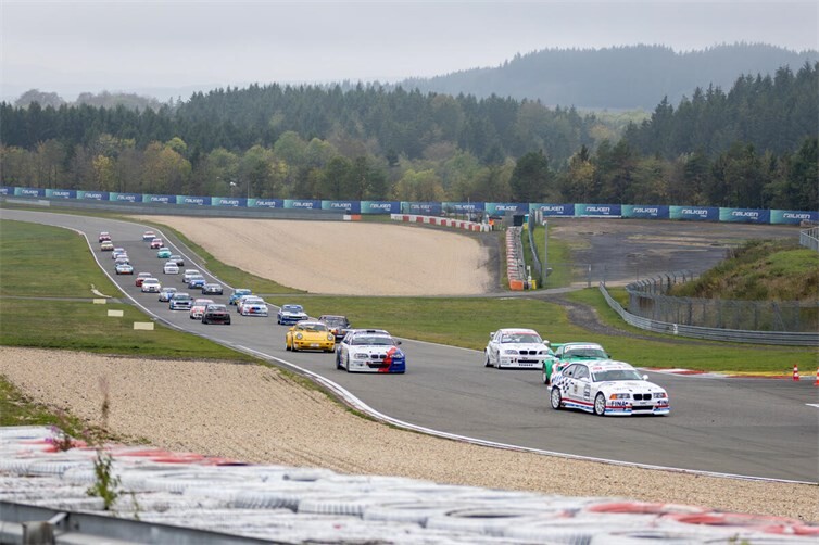 Formationsrunde im Belcar Historic Cup