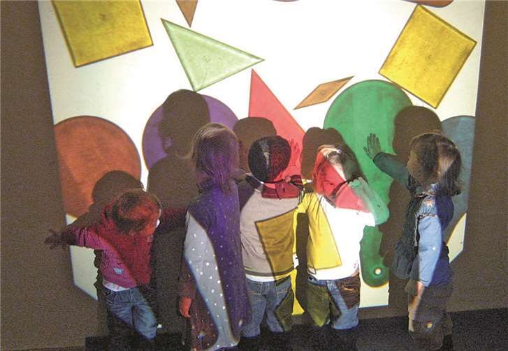 Formen aus Plexiglas warfen bunte Flächen auf die Wand und ließen sich, wenn die Kinder sich davor stellten, auf den eigenen Körper projizieren.privat