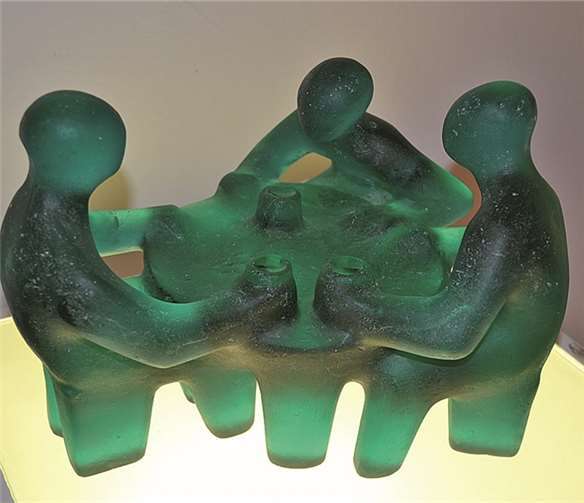 Formgeschmolzenes grünes Glas „Zecher“.