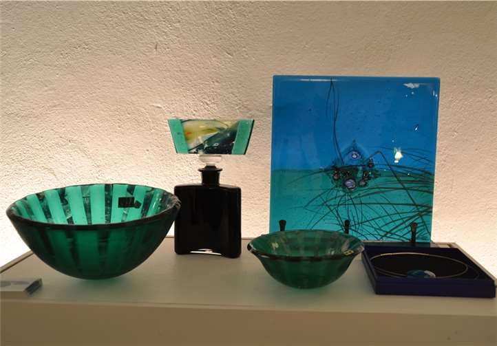 Formschöne Glaskunst von Helga Feuser-Straßdas.