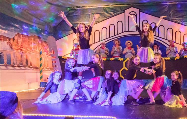 Formvollendet präsentierte sich die tanzende Jugend.