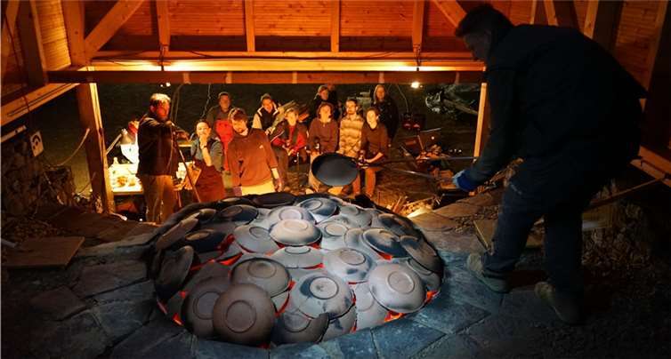 Forschungsexperiment 2016: Nachwuchswissenschaftler aus dem Ausland beobachten den Brennverlauf.