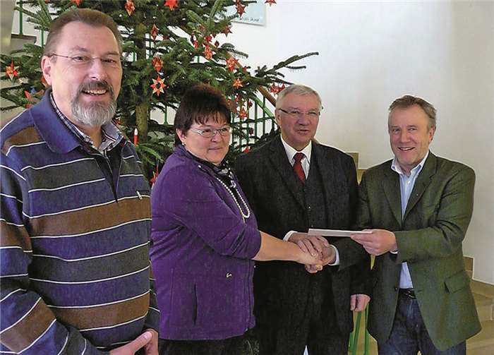 Forstamtsleiter Eberhard Glatz (v. r.) und Oberbürgermeister Prof. Dr. Joachim Hofmann-Göttig übergaben 1000 Euro an Helma Kutzner und Reinhard Feldkichner von der Elterninitiative Krebskranker Kinder.