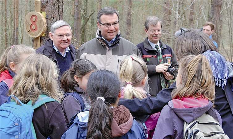 Forstamtsleiter Hannsjörg Pohlmeyer erklärt, wie sich die Natur ändert.FA