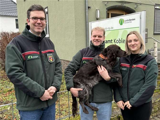 Forstamtsleiter Sebastian Schmitz (li.) freut sich auf die Zusammenarbeit mit dem Ehepaar Ann-Kathrin und Jonas Frings und deren Hündin Wilma.  Foto: Landesforsten.RLP.de / Dietmar Ebi