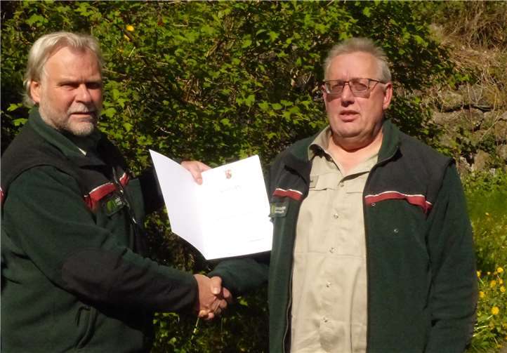 Forstamtsleiter Winand Schmitz (li.) gratuliert Forstwirt Peter Utsch zu seinem Dienstjubiläum.Foto: Andreas Michel, Landesforsten RLP