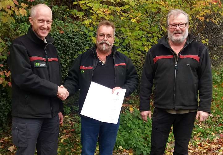 Forstamtsrat Frak Hüllen verabschiedet Hubert Kreuer gemeinsam mit Revierleiter Manfred Klöppel in den Ruhestand (von links). Foto: Landesforsten RLP/Andreas Michel