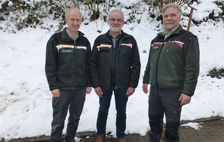 Forstdirektor Winand Schmitz (r.) verabschiedet gemeinsam mit dem Technischen Produktionsleiter Frank Hüllen den Forstwirt Erich Schäfer (Mitte) in den wohlverdienten Ruhestand.  Andreas Michel / Forstamt Adenau