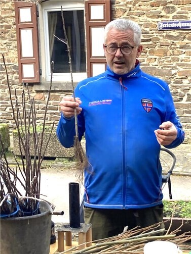 Forstingenieur Alber Jung zeigte die verschiedenen Schnitttechniken bei der Veredelung von Edelhölzern.