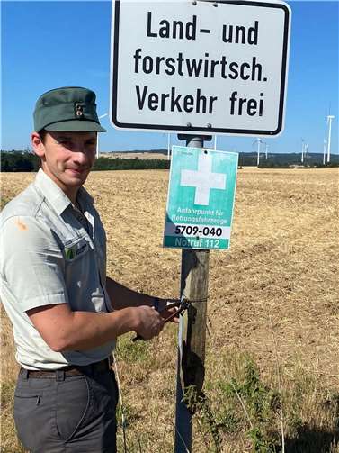 Forstrevierleiter Markus Brengmann am Rettungspunkt Hohneck in der Nähe von Dünfus. Foto: VerbandsgemeindeKaisersesch