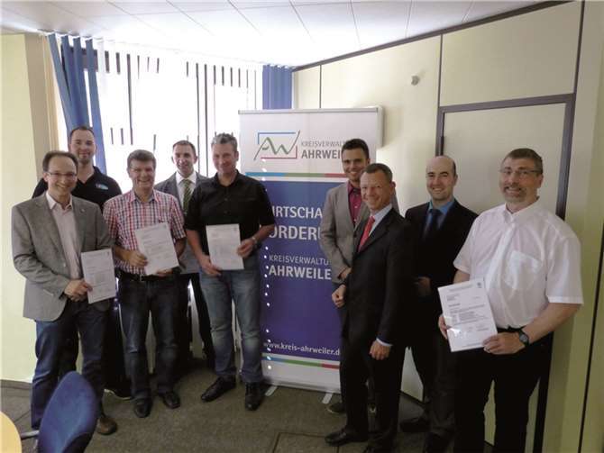 Fortbildung mit Zertifikat: Die Absolventen der abgeschlossenen zweiten Staffel der Unternehmerschule mit dem Schulleiter Dr. Wolfgang Herz (3.v.r.) sowie den AW-Wirtschaftsförderern Tino Hackenbruch (2.v.r.) und Christian Weidenbach (4.v.r.). KV-AW
