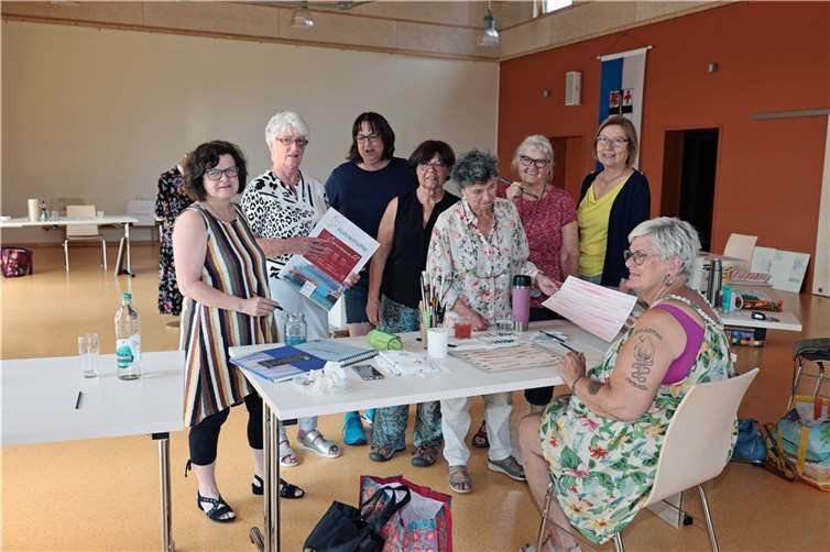 Fortgeschrittenen Malerinnen bot die Künstlerin und Kunstpädagogin Christa Feuerberg (4.v.r.) wertvolle Hilfe bei der Vertiefung ihrer Fertigkeiten.  Foto: Werner Dreschers