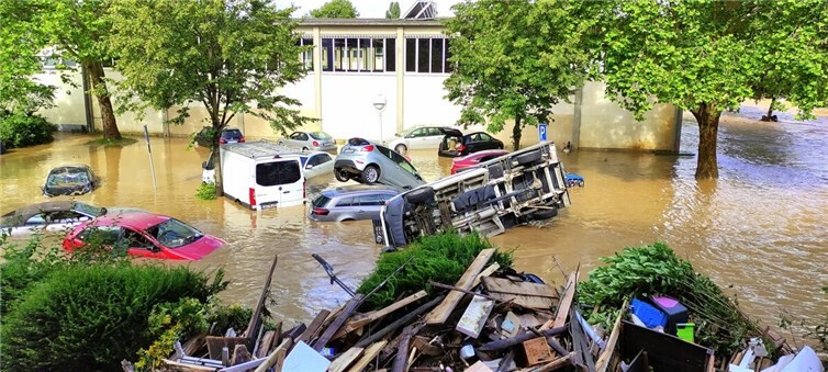 Fortgespülte Autos in Bad Neuenahr.  Foto: AKS