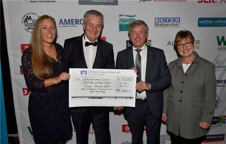 Foto: 10.000 Euro überreichten die röhrig´s an Fly & Help. Von links nach rechts: Yvonne Röhrig, Reiner Meutsch und Hans Peter und Annegret Röhrig. Peter Seidel