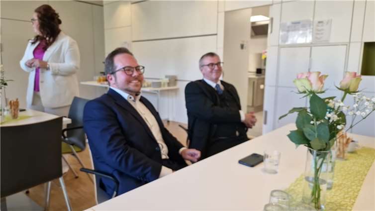 Wahl im Kreis MYK: Die ersten Kandidaten sind im Kreishaus angekommen Foto: AWI