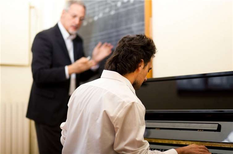 Musizieren für Einsteiger – Erste Schritte und Anregungen Foto: Adobe Stock – Minerva Studio / 58313218