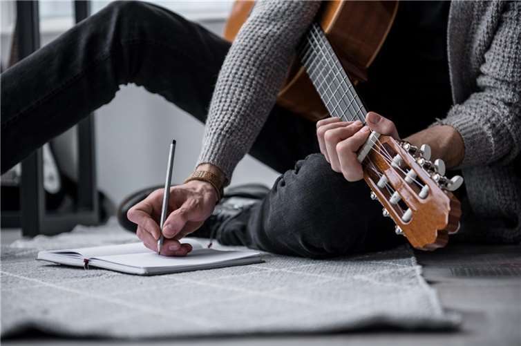 Musizieren für Einsteiger – Erste Schritte und Anregungen Foto: Adobe Stock – Yakobchuk Olena / 183116444