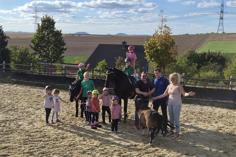 Foto: Anne Straub, Kinder der Kinderreitteams Lonnig mit Philipp von Bartz Tiernahrung bei der Spendenübergabe an Mario Straub von den Eifel´wehren