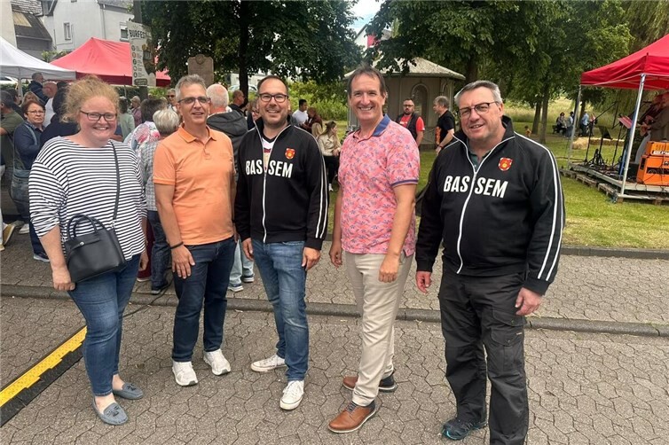 Foto: Das Burfest am historischen Sauerbrunnen lockte rund 500 Besucher nach Bassenheim. Vor dem Bur-Pavillon (v. l.): Ortsbürgermeisterin Natalja Kronenberg, Stefan Wilbert, Michael Wagner, Bürgermeister der Verbandsgemeinde Weißenthurm Thomas Przybylla und Dirk Apitz.