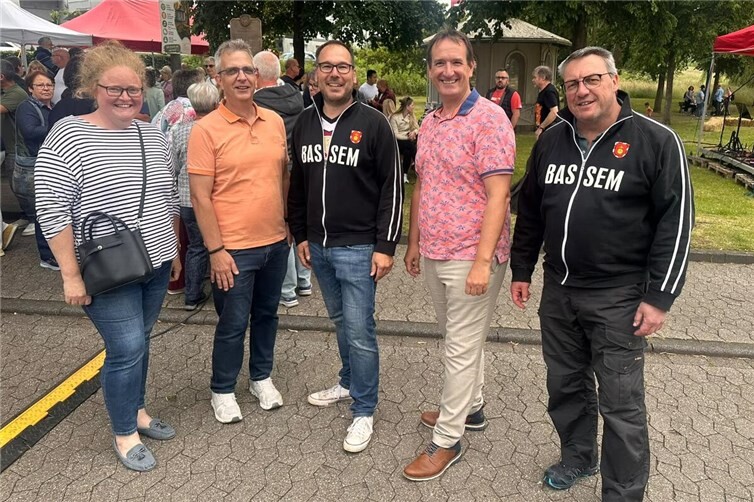 Foto: Das Burfest am historischen Sauerbrunnen lockte rund 500 Besucher nach Bassenheim. Vor dem Bur-Pavillon (v.l.): Ortsbürgermeisterin Natalja Kronenberg, Stefan Wilbert, Michael Wagner, Bürgermeister der Verbandsgemeinde Weißenthurm Thomas Przybylla und Dirk Apitz.
