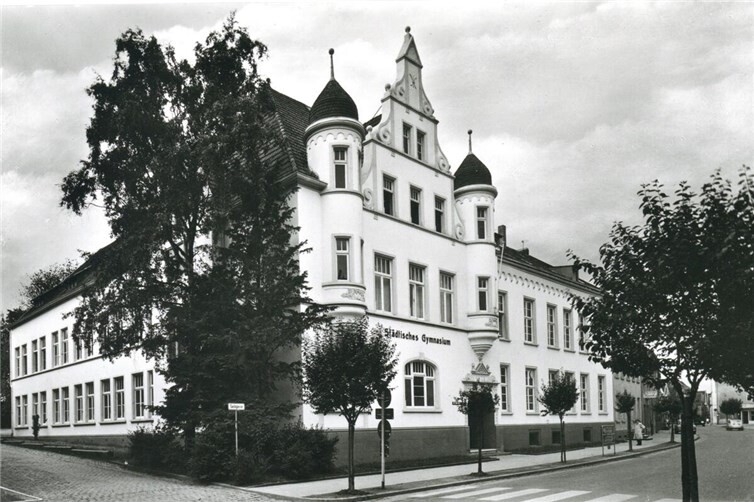 Foto: Das Städtische Gymnasium um 1960  an der Ecke Pallottistr./Am Voigtstor.