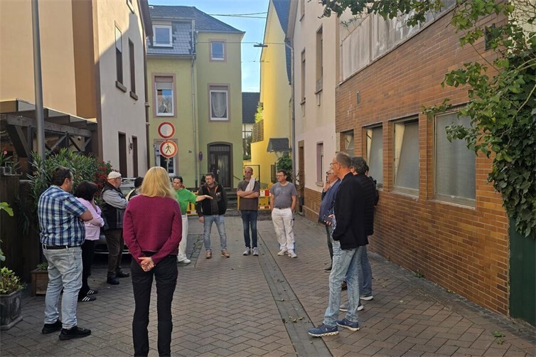 Foto: Die CDU Ratsmitglieder im Gespräch mit Anwohnerinnen und Anwohnern der Emserstraße und anliegender Seitengassen