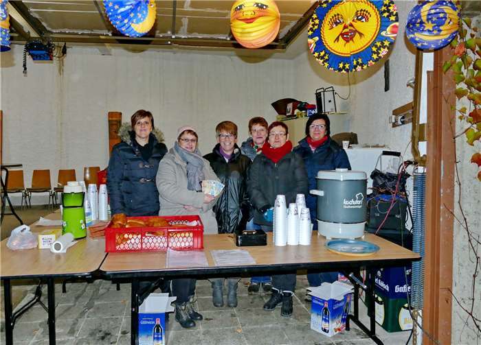 Foto: Die GlühWeck-Frauen aus Lind freuen sich über den großen Zuspruch der Besucher des St. Martin-Umzuges und können somit in diesem Jahr 600 Euro an die Deutsche Kinderkrebsstiftung weiterleiten.privat
