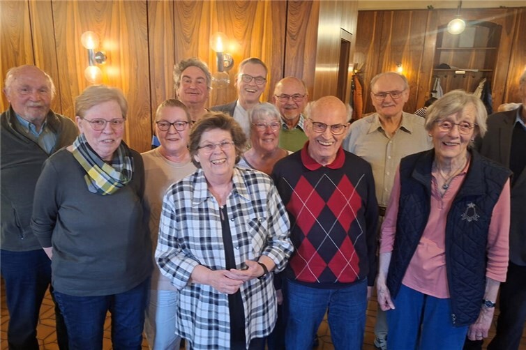 Foto: Einige Chormitglieder beim Pressefoto. In der karierten Bluse vorne ist die bisherige und neue Chorvorsitzende Monika Leinz.(Foto: Die Fotografierten haben der Veröffentlichung zugestimmt und diese Zustimmung liegt dem Absender vor.)